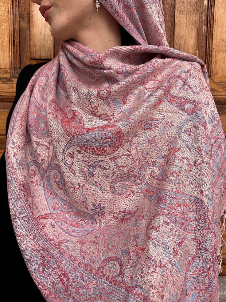 Our Rosey Blush paisley pashmina scarf. The delicate paisley design adds a timeless charm to your hijab style, enhancing your look with grace and sophistication. Order now to elevate your modest fashion game! #AhuiIstanbul #hijabstyle #modestfashion #pashmina #elegance Pink Pashmina Hijab, Pashima Scarf Hijab, Vela Watercolor Hijab, Pashmina Hijab Outfit, Pashmina Aesthetic, Pashima Scarf, Hijab Scarf Design, Shawls Design, Pattern Hijab