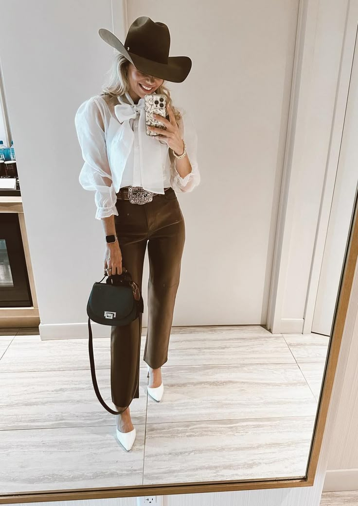 Outfit With Brown Pants, Outfits With Brown Pants, Western Summer Fashion, Western Business Casual, Rodeo Outfits For Women, Western Summer Outfits, Texas Chic, Brown Pants Outfit, Nfr Outfits