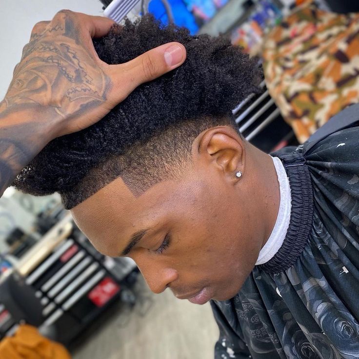 Black Hair Fade, Taper Fade Afro, Low Fade Curly Hair, Afro Hair Fade, Afro Fade Haircut, Temp Fade Haircut, Fade Haircut Designs, Taper Fade Short Hair, Fade Haircut Curly Hair