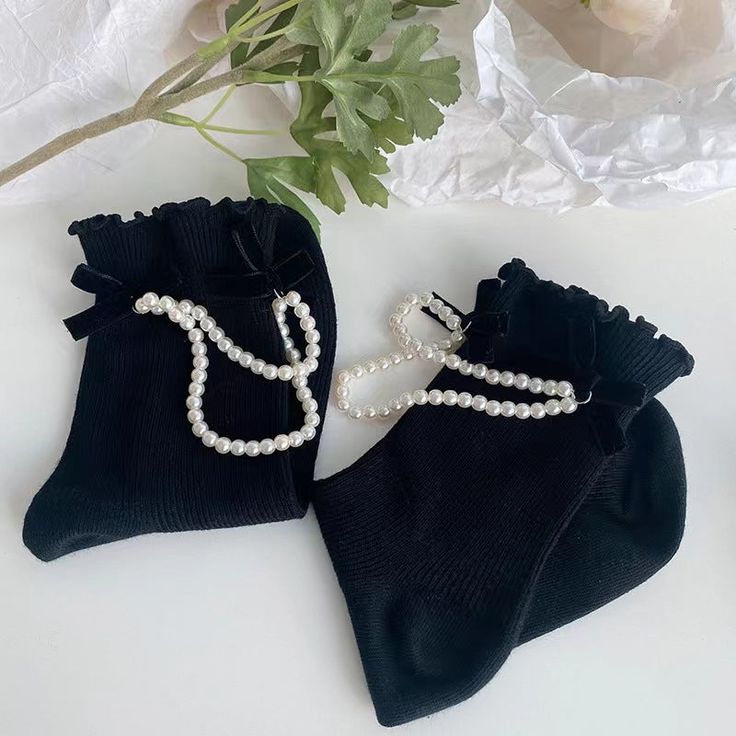 Estos calcetines elegantes con delicadas perlas artificiales combinan una comodidad acogedora con un toque de glamour. Perfecto para vestir tu look diario o añadir ese toque final a un conjunto especial. ¿Listo para agregar un poco de magia de perlas a tu guardarropa? ¡Hagamos que cada día sea un poco más chic! Elegant Fitted Socks For Party, Elegant Formal Stretch Socks, Elegant Black Socks For Spring, Black Formal Winter Socks, Elegant Winter Party Socks, Elegant Formal Winter Socks, Elegant Black Party Stockings, Formal Black Socks, Elegant Black Jewelry With Pearl Charm