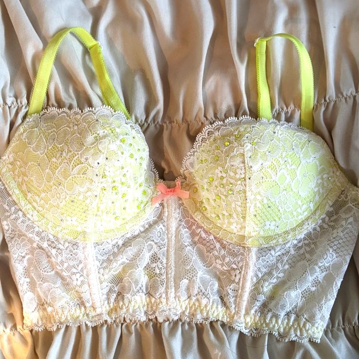 Victoris Secret Lace Corset Bustier Padded Bralette. White Lace With Lime Green Accents New Without Tags. 34b White Victoria's Secret Bra For Party, Victoria's Secret White Party Bra, Party Bra With Removable Pads In White, White Victoria's Secret Party Bra, White Party Bra With Removable Pads, White Lace Bra With Lined Body, White Lace Bra Partially Lined, White Lined Lace Bra, White Lace Partially Lined Bra