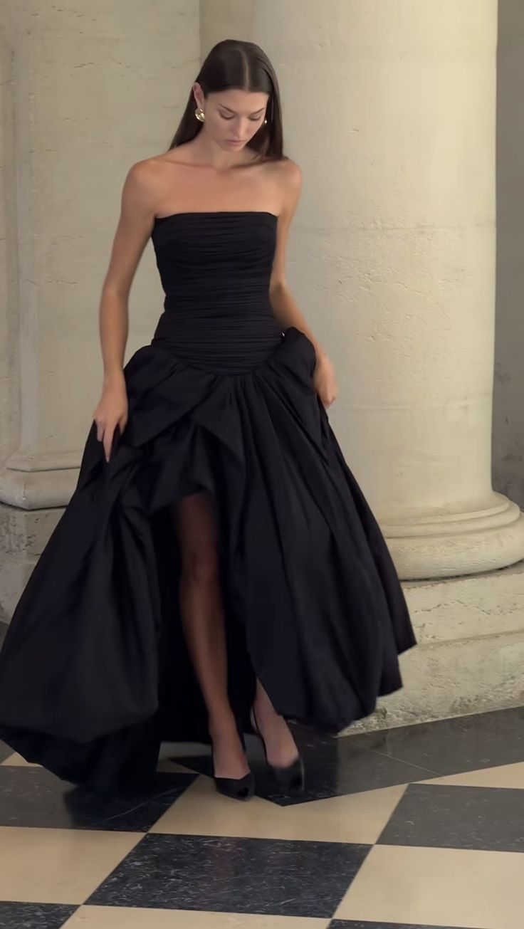 Prom Dresses Black Satin, Dresses For Premieres, Black Formal Dress Aesthetic, Dinner Dress Classy Evening Gown, Black Gala Dress Long, Black Gown Aesthetic, Symphony Outfit Orchestra, Black Gown Indian, Elegant Ball Dress