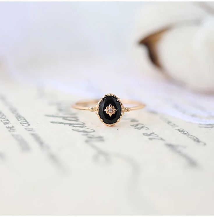 This stunning black agate ring from Agete is the perfect accessory for any occasion. With its beautiful design and high-quality materials, it's sure to turn heads. Vintage Palace, Black Agate Ring, Dark Series, Vintage Jewelry Rings, Vintage Jewellery Rings, Pearl Vintage, Seal Ring, Series Black, Seal Design