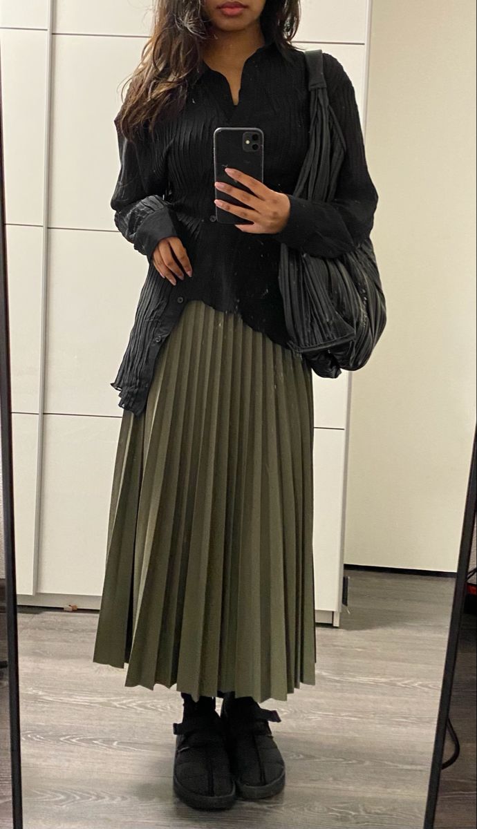 Pleated Maxi Skirt Winter, Pleated Skirt Long Outfit, Brown Pleated Skirt Outfit Summer, Voluminous Skirt Outfit, Knife Pleated Skirt Outfit, Winter Skirt Outfit Aesthetic, Pleated Midi Skirt Outfit Winter, Khaki Pleated Skirt Outfit, Pleaded Skirt Outfits Aesthetic