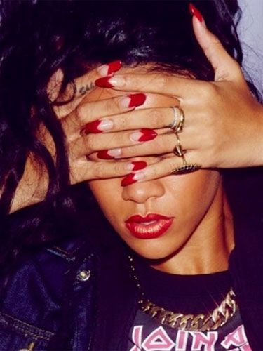 Rihanna red tip nails Rihanna Nails, Celeb Nails, Half Moon Nails, Rihanna Fashion, Rihanna Looks, Bad Gal Riri, Celebrity Nails, Moon Nails, Rihanna Fenty