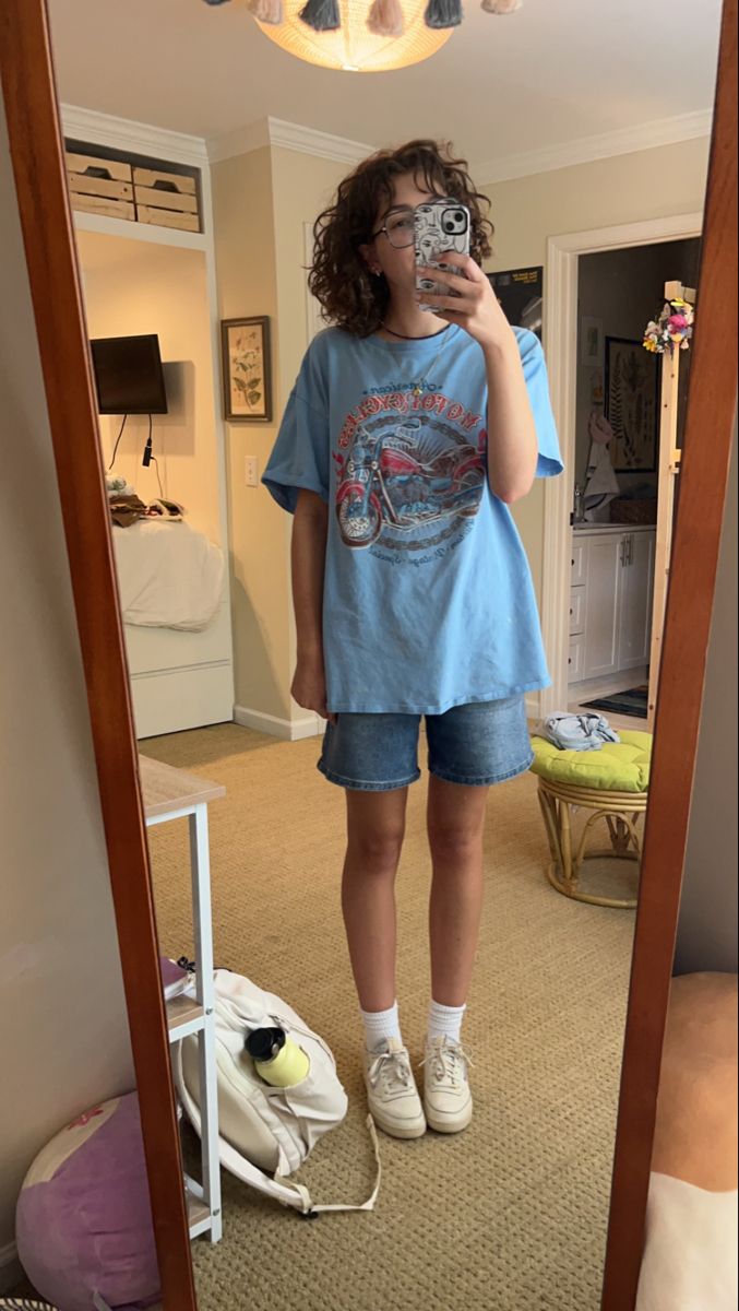 Jorts Oversized T Shirt, Cute Baggy Summer Outfits, Oversized Summer Fits, Summer Outfits With T Shirts, Jorts And Oversized Shirt, Quirky Going Out Outfits, Jorts Outfit Women’s Black, Baggy Shorts Summer Outfit, Big T Shirt Outfits Summer