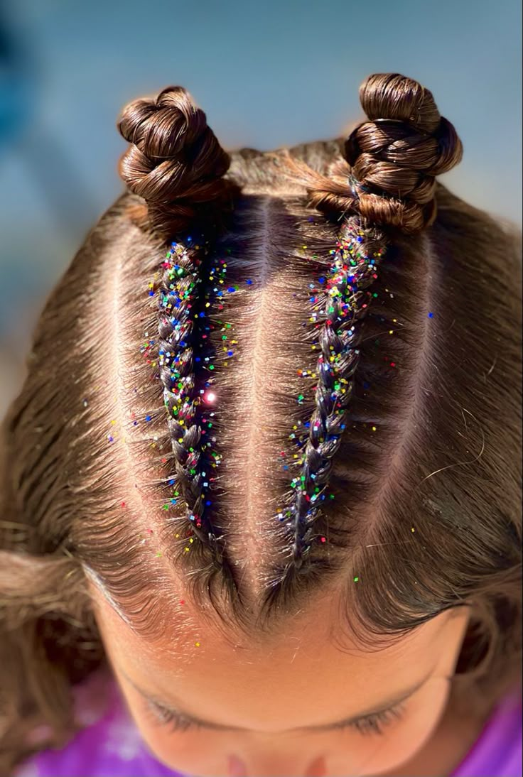 Hairstyles With Glitter Gel, Glitter Hairstyles Braids, Glitter Hair Gel Hairstyles, Glitter Hairstyles, Glitter Braids, Hairstyle Ideas For Kids, Glitter Carnaval, Christmas Hairstyles For Kids, Cute Hairstyle Ideas