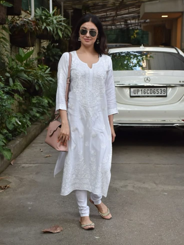 White Chikankari Kurta, Divya Khosla Kumar, Divya Khosla, South Movie, Chikankari Kurta, Kurta Patterns, Simple Style Outfits, Desi Fits, Girls Dress Outfits