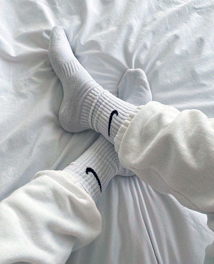 Socks Aesthetic, Filmy Vintage, Nike Socks, Classy Aesthetic, School Looks, Foto Ideas Instagram, White Socks, Beige Aesthetic, 가을 패션