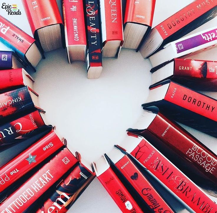 there are many red books arranged in the shape of a circle