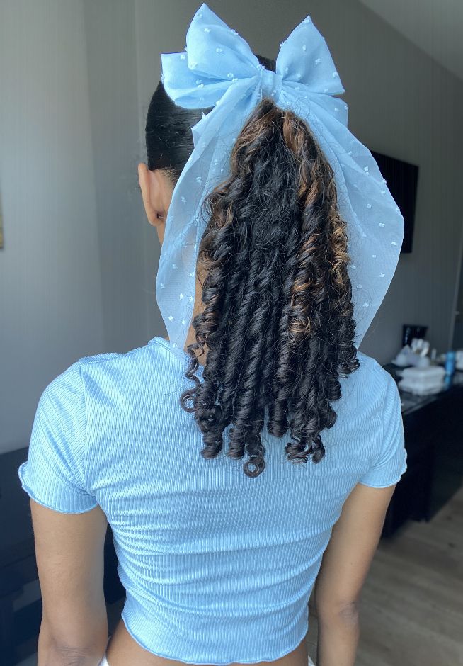 Curly Ponytail With Bow, Bow Hairstyles Curly Hair, Bow Hairstyle Natural Hair, Bow Hairstyle Curly Hair, Curly Hairstyles With Bow, Ribbon Curly Hair, Bow Curly Hair, Cutesy Hairstyles, Curls Aesthetic