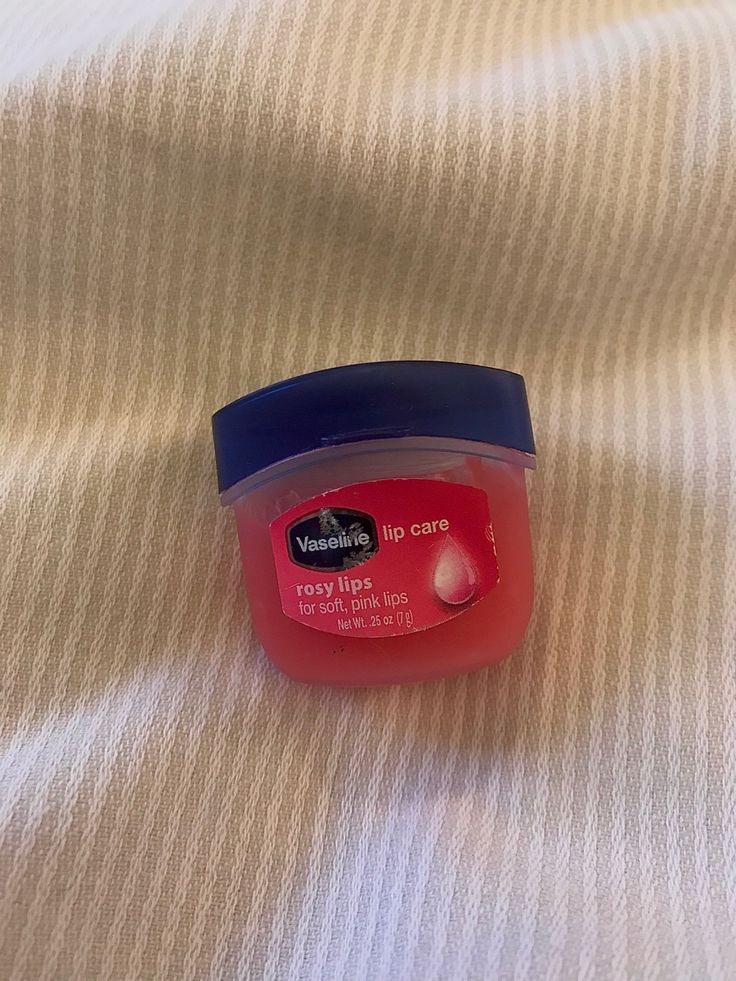 Vaseline Rosy Lips Aesthetic, Lip Gloss Vaseline, Aesthetic Lipbalm, Vaseline Lip Gloss, Lipbalm Vaseline, Dior Lip Oil Aesthetic, Vaseline Aesthetic, Lip Vaseline, Aesthetic Lip Balm