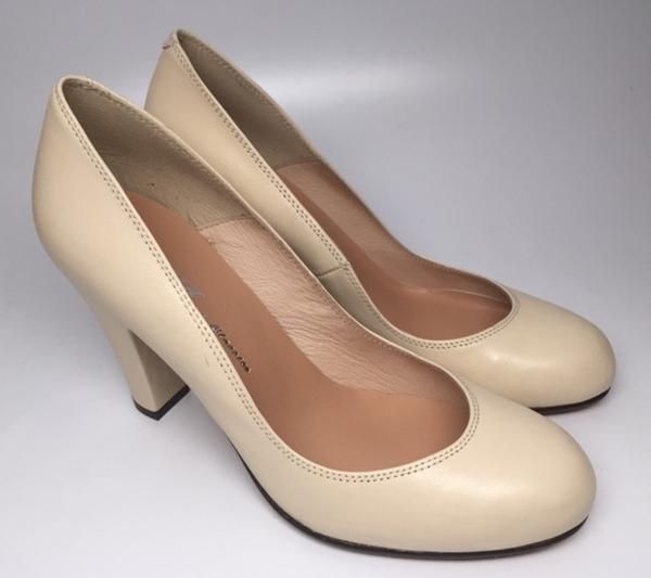 Carmen – Re-Mix Vintage Shoes Classic Round Toe Heels, Cream Court Shoes With Sculpted Heel For Work, Classic Beige Almond Toe Heels, Classic Beige Court Shoes For Office, Classic Beige Heels With Padded Heel, Classic Beige Court Shoes With Reinforced Heel, Formal Cream Court Shoes With 4-inch Heel, Classic Cream Block Heel Shoes, Classic Cream Low Heel Heels