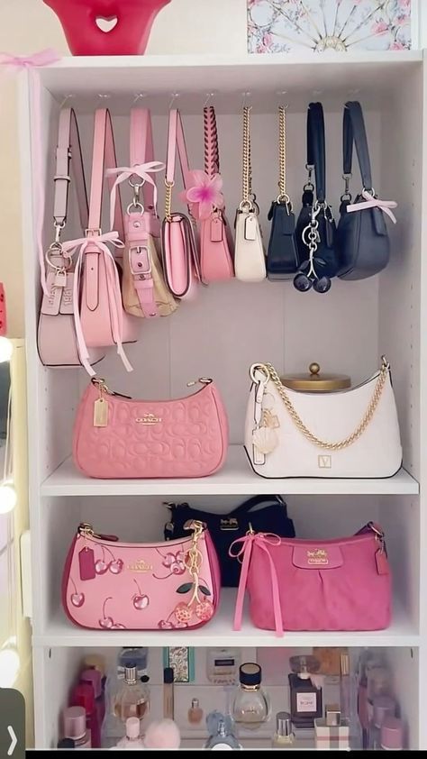 Pink Designer Handbags, Girly Bags Aesthetic, Pink Bottle Aesthetic, Pink Purse Outfit Ideas, Pink Girly Accessories, It Girl Purse, Pretty Purses And Handbags, Girly Bags Purses, Purse Collection Aesthetic