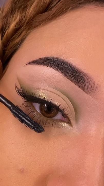 Make Up Green Dress Ideas, Green Look Makeup, Simple Eyeshadow For Green Eyes, Sage Eyeshadow Looks, Quinceanera Makeup Sage Green, Sage Green Eyeshadow Looks, Natural Green Makeup, Simple Green Makeup Looks, Simple Green Eye Makeup