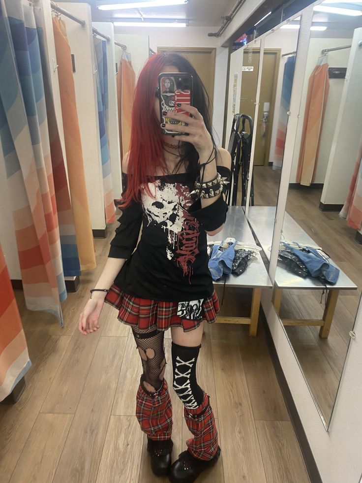 Red Black Clothes, Punk Alternative Fashion, Women's Fashion Alternative, Scene Inspired Outfits, Scene Goth Outfits, Goth Scene Outfits, Emo Bimbocore Outfits, Mall Goth Outfits 2000s, Emo Cute Outfits