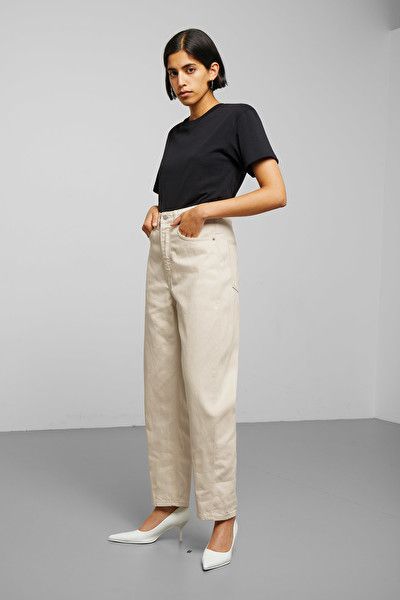 Meg High Mom Jeans - Ecru - Jeans - Weekday GB Ecru Jeans Outfits, Women Mom Jeans, Ecru Jeans, Beige Jeans, Latest Jeans, Weekday Jeans, Relaxed Outfit, Beige Colour, Jeans Wide