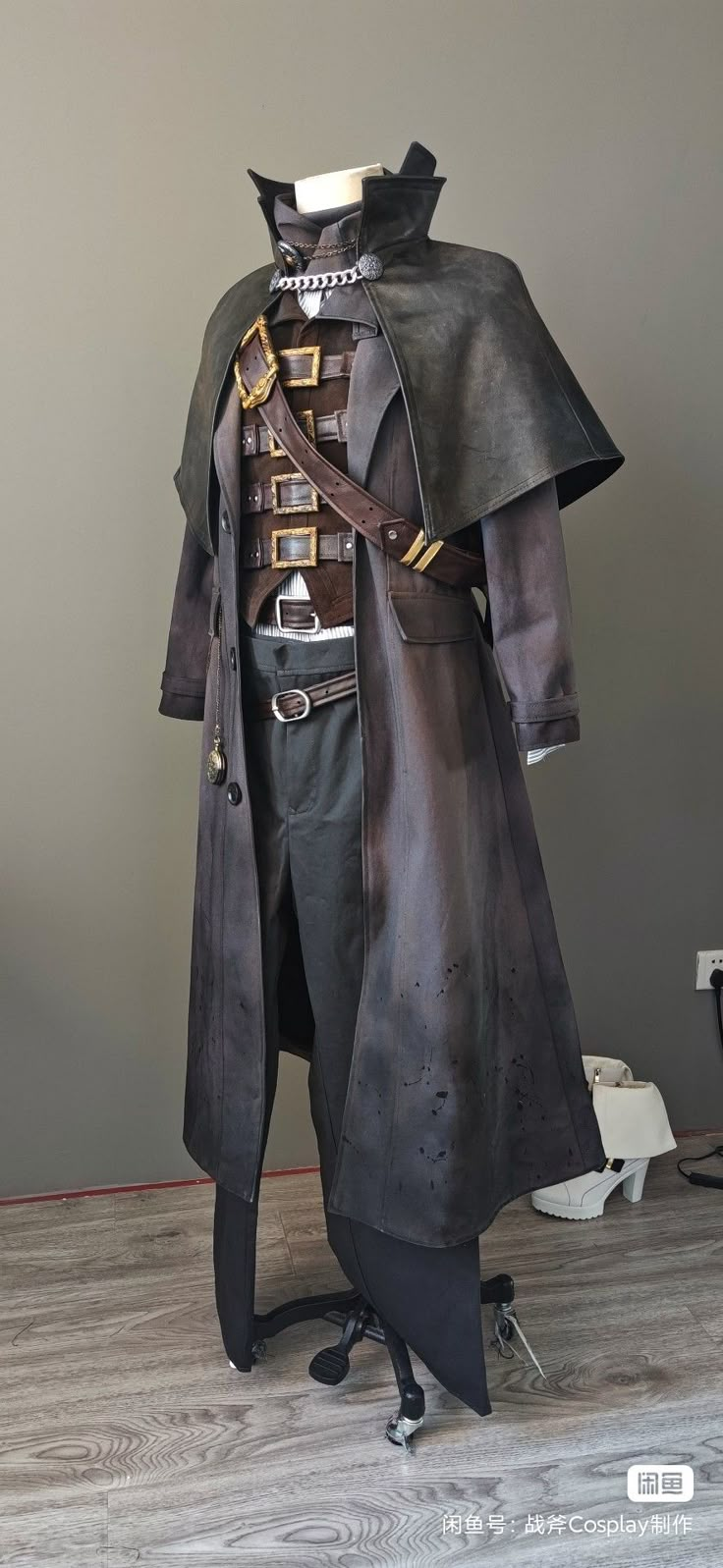 Dieselpunk Outfit Men, Masculine Medieval Clothing, Dnd Clothes Inspiration, Fantasy Alchemist Outfit, Urban Male Fashion, Medival Outfits Male Knight, Fantasy Coat Male, Fantasy Steampunk Outfit Male, Fantasy Leather Jacket