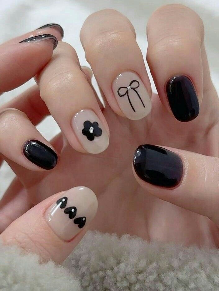 Simple Nail Art In Black, Short Nails Art Simple, Cute Easy Gel Nail Designs Short Nails, Trendy Nail Art For Short Nails, Nail Art Simple For Short Nails, Gel Polish Short Nail Designs, Black Nail Art For Short Nails, Own Nails Design Short, Cute Nail Art For Short Nails Easy