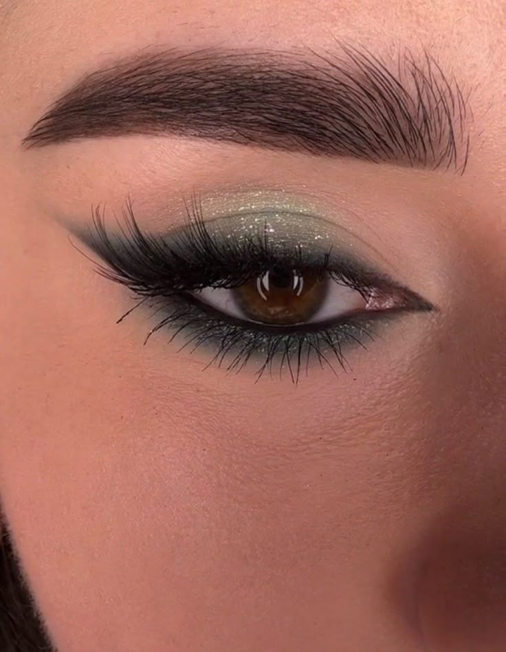 Makeup Looks Mint Green, Green Under Eyeliner, Forest Green Prom Makeup, Simple Dark Green Makeup Looks, Green Eye Makeup For Blue Eyes, Simple Sage Green Eye Makeup, Dark Green Eye Makeup Looks, Eyeshadow With Green Dress, Hunter Green Eyeshadow Looks