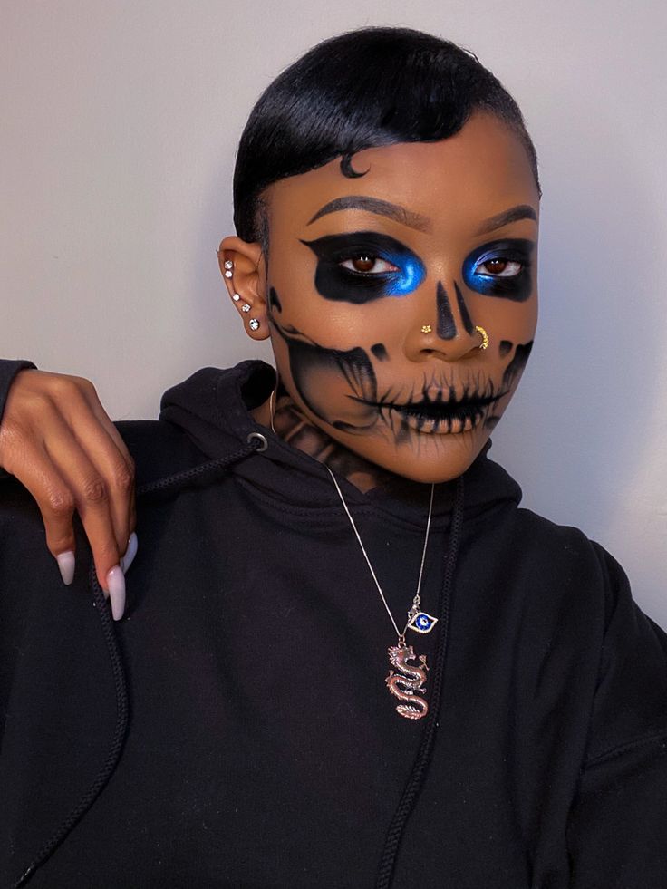 Halloween Makeup Ideas Black Women, Skull Makeup Black Women, Skeleton Makeup Black Woman, Glam Skeleton Makeup, Face Makeup Designs, Pretty Skeleton Makeup, Skeleton Face Makeup, Crazy Halloween Makeup, Skull Face Makeup