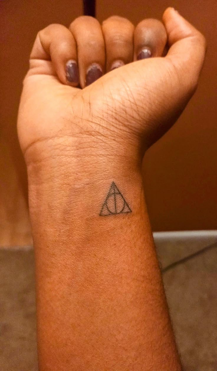 Harry Potter Deathly Hallows Tattoo Simple Harry Potter Tattoo, Harry Potter Deathly Hallows Tattoo, Harry Potter Triangle, Always Harry Potter Tattoo, Tatuajes Harry Potter, Hanna Tattoo, Hallows Tattoo, Random Core, Secret Tattoos