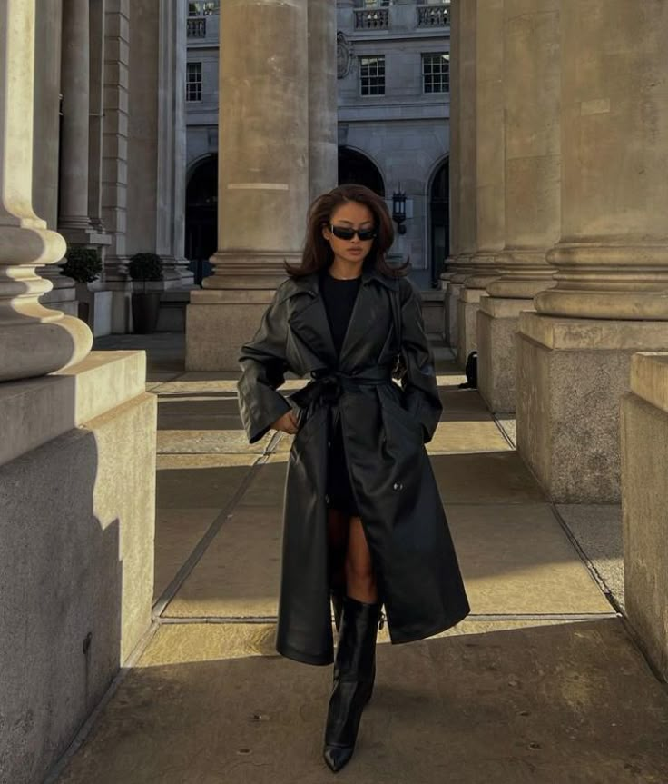 Trench Coat Outfit Winter, Trent Coat, Leather Coat Outfit, Womens Leather Jacket Outfit, Trenchcoat Outfit, Black Coat Outfit, Trench Outfit, Black Leather Jacket Outfit, Cold Outfit