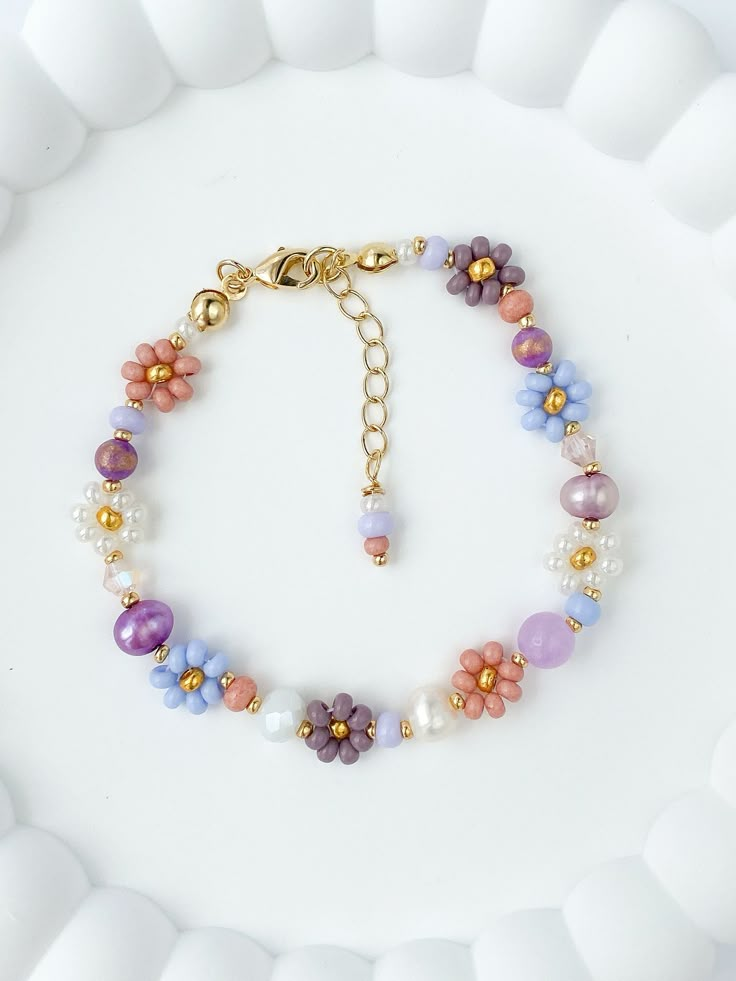 The Lila beaded bracelet is dainty and elegant. The perfect gift for any woman, friend, sister, daughter, etc. 100% handmade using the best materials.  FEATURES:  * Seed beads sizes 2 to 4mm, freshwater pearls 5-7mm, natural stones 4-6mm, crystals 4-6mm. * 18k Gold Plated Lobster clasp and findings. * Made with love and care. LENGHT: Choose between 6.5 or 7 inches + Each bracelet comes with a 1 inch extender chain CARE INSTRUCTIONS: *Remove before exercising taking a shower/bath and sleeping. *A Purple Bracelet Ideas, Beaded Bracelets Handmade, Girly Bracelets, Purple Beaded Bracelets, Diy Jewelry Making Tutorials, Christmas Jewelry Gift, Bracelet Cute, Sister Christmas, Water Perfume