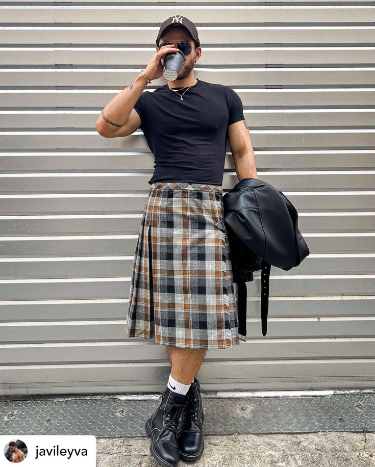 Men’s Skirt Fashion, Men In Skirts Street Style, Men's Skirts Fashion, Men Skirt Street Style, Skirt Outfits For Men, Nonbinary Aesthetic Outfit, Men Wearing Womens Clothes, Men In Maxi Skirts, Men Skirt Outfits Aesthetic