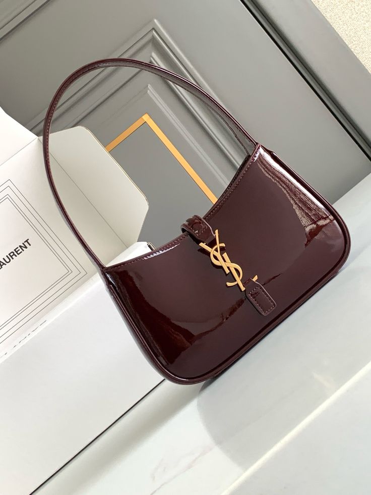 Ysl Cherry Red Bag, Pretty Bags Classy, Old Money Purse, Trendy Bags 2024, Ysl Bag Aesthetic, Bag Branding, Handbags Aesthetic, Handbag Aesthetic, Classy Bags