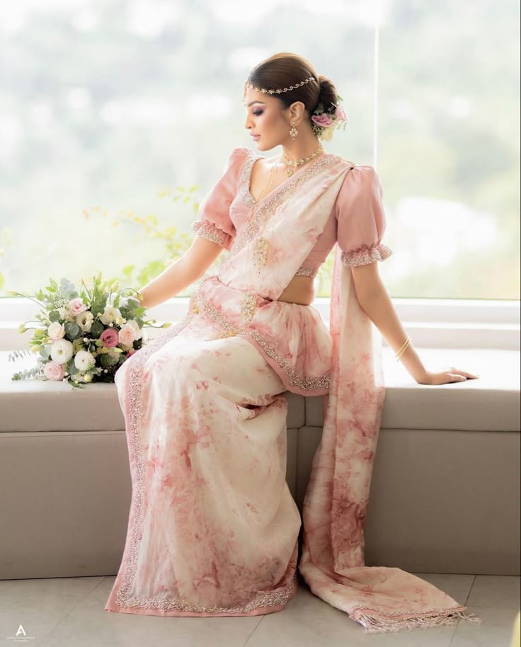 Buddhist Wedding Dress, Kandian Bride, Sri Lankan Wedding Saree, Wedding Sri Lanka, Blouses For Sarees, Kandyan Brides, Buddhist Wedding, Blush Floral Dress, Saree Jacket Designs