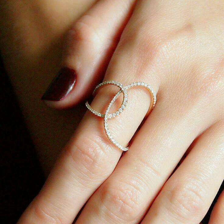 Asymmetrical Diamond Ring, Simple Ring Design, Gold Rings Fashion, Gold Ring Designs, Fancy Jewellery, Finger Rings, Fancy Jewelry, Hand Jewelry, Fashion Ring