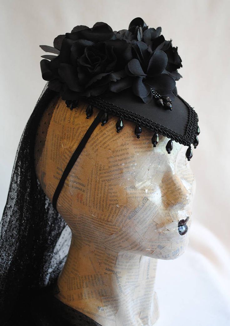 This beautiful gothic victorian mini hat is the absolute must-have to top of your victorian dress or just get a bit more creative with your goth look! It has an elegant tear-drop shape, covered with black taffeta and luxuriously embellished at the back with beautiful black flowers and a dotted double tulle train, that can even be worn over the face as a veil. The piece is completed with intricate crystal hand-beading all around for that rich ornate victorian effect! Choose between total black, b Steampunk Fancy Dress, Halloween Reference, Gothic Headdress, Haunted Wedding, Hat Veil, Victorian Accessories, Victorian Hats, Mini Hat, Goth Look