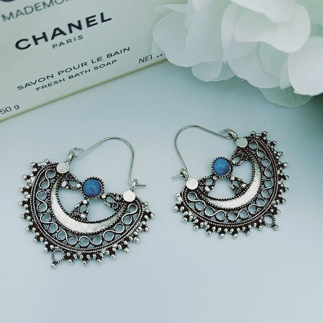 New Boho Chic Silver Tone Metal Filigree Crescent Earrings For Pierced Ears. Costume Turquoise Stone Inlay. Width: 1.75" Condition: Brand New In Packaging # Bohemian, Prairie, Gypsy, Hippie, Peasant, Festival, Fun, Cute, Girly, Flirty, Free Spirit, Urban, Rural, Beachy, Lake, Western, Country, Farmhouse, Rustic, Cottagecore, Romantic, Dainty, Ethnic, World Fashion, Wanderlust, Fairycore, Whimsy, Whimsical, Spring, Summer, Fall, Winter, Feminine, Arty, Chic, Vacation, Weekend, Day To Evening, Nig Blue Bohemian Hoop Earrings, Blue Bohemian Hoop Earrings For Pierced Ears, Blue Sterling Silver Hoop Earrings Nickel-free, Blue Sterling Silver Hoop Earrings Nickel Free, Blue Bohemian Metal Hoop Earrings, Bohemian Blue Hoop Earrings For Festivals, Blue Hoop Earrings For Summer Festivals, Blue Bohemian Earrings For Festival, Adjustable Blue Bohemian Hoop Earrings