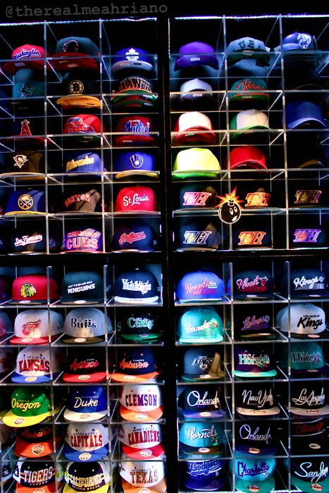 Collection SnapBack. I want the Clemson one! Diy Hat Rack, Swag Hats, Dope Hats, Hat Display, Different Hats, Hat Storage, Diy Hat, Snap Back, New Era Cap