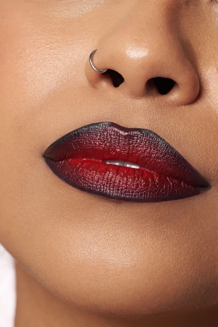 Fun Lip Makeup, Halloween Lips Makeup, Cool Lip Makeup, Black Lined Lips, Old Hollywood Glam Makeup, Lip Makeup Looks, Red Ombre Lips, Lipstick Ideas, Bold Lip Makeup