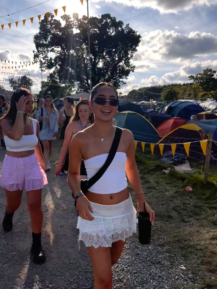 Festival Outfits Dr Martens, Ellie Thumann Stagecoach, Boston Calling Festival Outfits, Melbourne Festival Outfit, Sound Splash Festival Outfits, Dj Festival Outfit, Daytime Festival Outfit, Nyc Festival Outfit, In It Together Festival Outfits