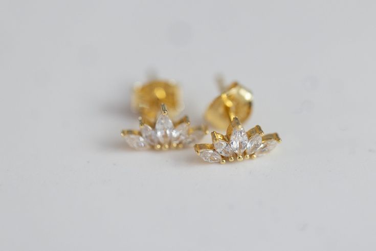 Bring a touch of elegance to any outfit with these Crystal Crown Studs. Crafted from gold vermeil and sparkling crystals, these studs provide a subtle yet sophisticated style. Sparkling 14k Gold Earrings For Formal Events, Sparkling 14k Gold Earrings For Formal Occasions, Sparkling 14k Gold Earrings For Anniversary, 14k Gold Sparkling Earrings For Anniversary, Sparkling 14k Yellow Gold Earrings, 14k Yellow Gold Sparkling Earrings, Elegant Sparkling 14k Gold Earrings, Elegant 14k Gold Sparkling Earrings, 14k Gold Sparkling Earrings