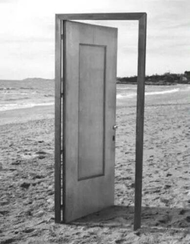 a black and white photo with an open door in the sand, saying no te atreves a abir