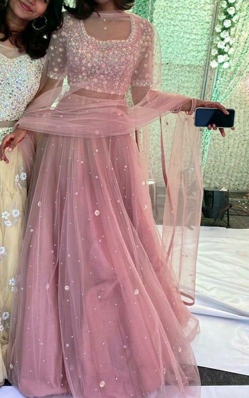 Pretty Lehenga Designs, Dresses To Wear To A Wedding Indian, Lehenga To Wear To A Wedding, Indian Lehenga Simple, Traditional Dresses Lehenga, Desi Fancy Dresses, Lehenga Simple Designs, Pretty Lehengas Aesthetic, Aesthetic Wedding Dress Indian