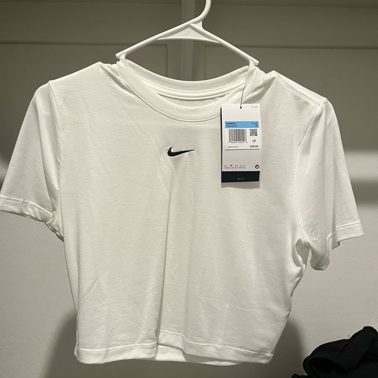 White Nike T Shirt, Fits More Like Crop Top. White Nike T Shirt, Waitress Outfit, T Shirt Fits, Calvin Klein Outfits, Cute Nike Outfits, Tops Nike, Sock Outfits, Casual Preppy Outfits, Nike T