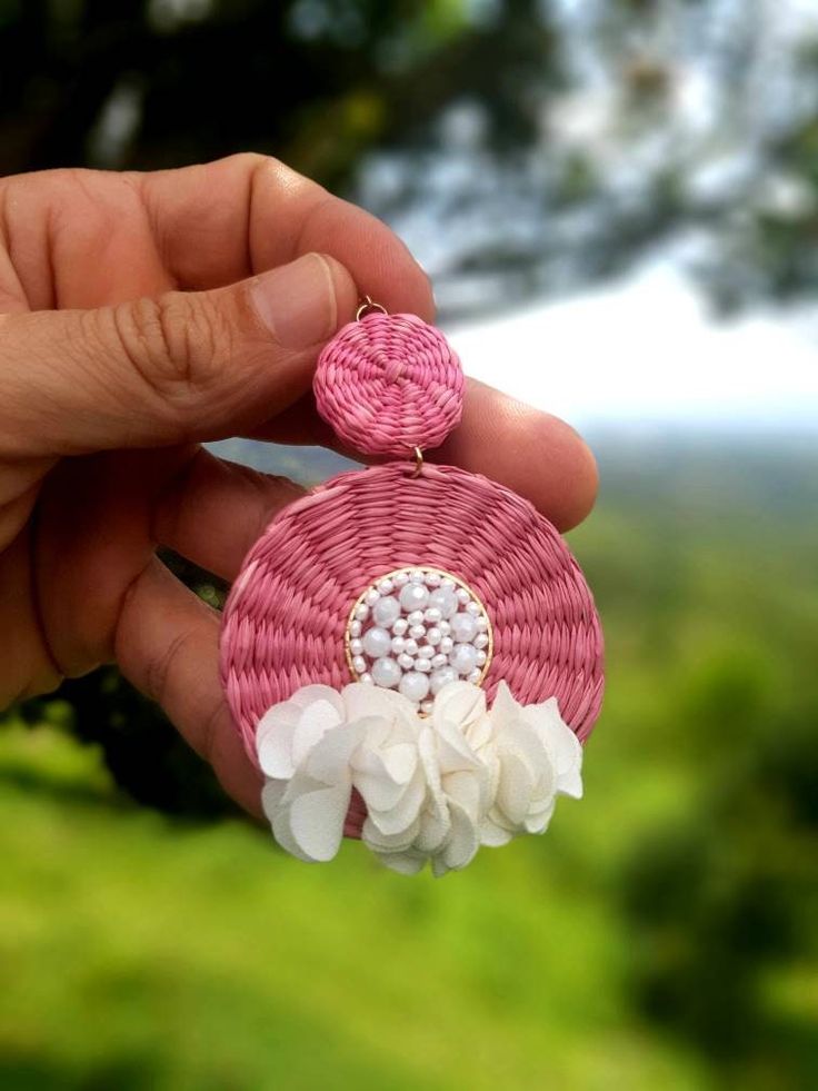 🚵 WOVENART is a nomadic shop. These precious earrings have been hand-woven in vegetable fiber of Iraca or mawisa by a woman artisan of Huila (Colombia), with love and exclusively for you. 📐 Approximate measurements: It is adjustable, so you can remove it and put it to the desired size. 🧶 Material: These earrings are made with stainless steel + mustards + silk + palm iraca, this is a natural fiber that is extracted from the buds still unopened palm, a fiber that for its characteristics of resi White Handwoven Earrings For Summer, Handmade Natural Earrings For Summer, White Handwoven Earrings For Gift, Traditional White Earrings For Summer, Artisan Handwoven Earrings For Summer, Bohemian Earrings With Handmade Flowers For Beach, Handwoven Earrings For Summer Gift, Bohemian Handmade Flower Earrings For Beach, Bohemian Beach Earrings With Handmade Flowers