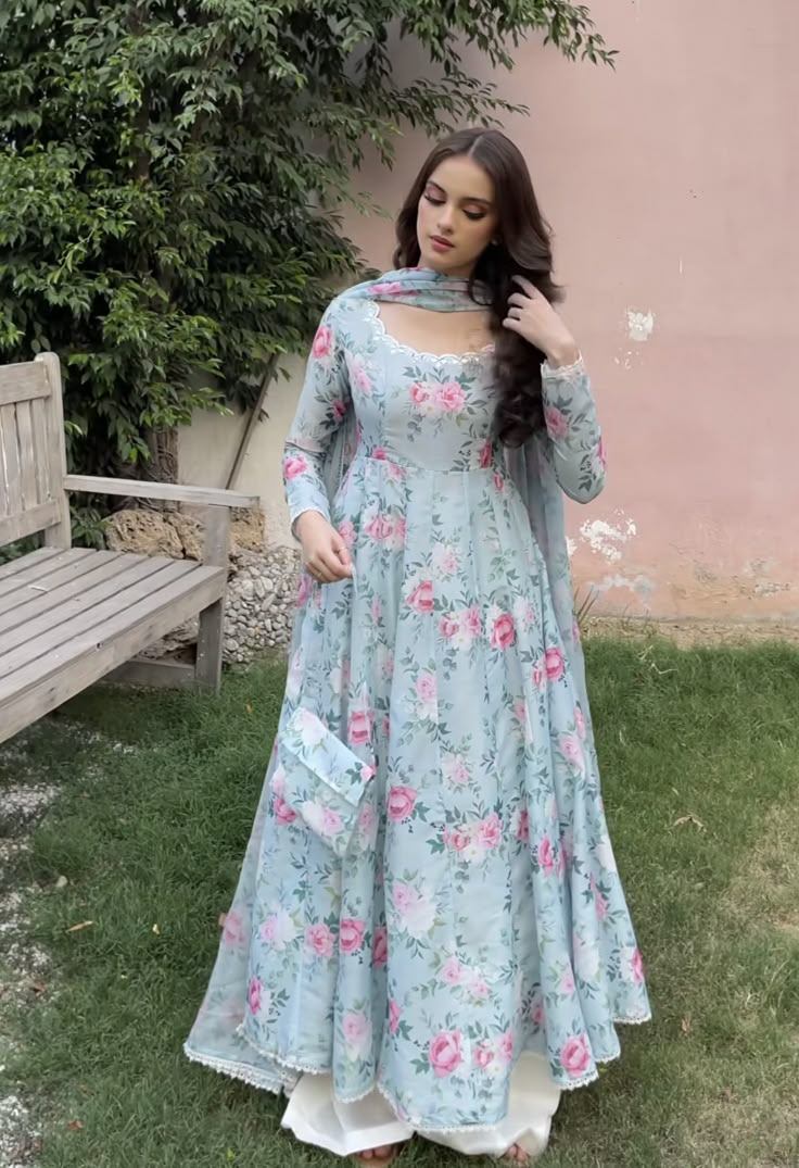 Long Frock Designs, Frock Designs, Simple Frocks, Desi Fits, Anarkali Dress Pattern, Desi Wear, Long Frock, Salwar Kamiz, Pakistani Fancy Dresses