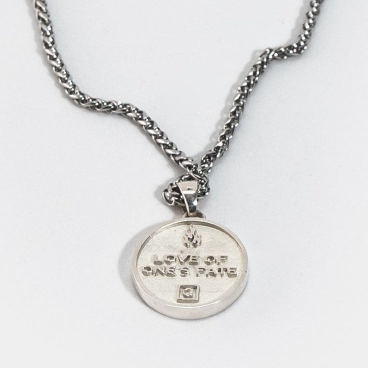 Este collar de Amor Fati es el regalo perfecto para él y ella en cualquier época del año.
 
Hecho a mano
Altura del colgante: 2.5 centímetros
Ancho colgante: 2.5 centímetros


Descubra el significado profundo de Amor Fati con nuestro collar hecho a mano inspirado en esta poderosa filosofía. Este collar hecho a mano te invita a abrazar el amor y la aceptación incondicional de tu destino, creando una conexión espiritual y motivadora que te recuerda que cada experiencia en tu vida tiene un propósito divino.

Amor Fati, que significa "amor por el destino" en el latín, nos enseña a abrazar todas las facetas de nuestra existencia y encontrar belleza en cada momento, tanto en felicidad como en desafíos. Nuestro collar es un recordatorio constante de que el amor y la aceptación son las claves para Everyday White Gold Pendant Chain Necklace, Everyday Timeless Pendant Charm Necklace, Stainless Steel Charm Necklace With Round Pendant, Spiritual Medallion Jewelry With Box Chain, Engraved White Gold Spiritual Jewelry, Engraved Spiritual White Gold Jewelry, Spiritual Engraved White Gold Jewelry, Stainless Steel Round Pendant Charm Necklace, Spiritual Sterling Silver Engraved Medallion Necklace