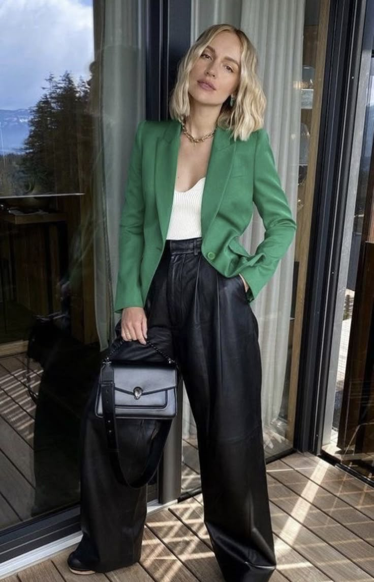 Green Blazer Outfit Winter, Spring Green Blazer, Color Blazer Outfits, Blazer Verde Outfit, Green Blazer Outfit Work, Outfit Con Verde, Outfits Con Verde, Look Blazer Verde, Outfits Con Blazer Verde