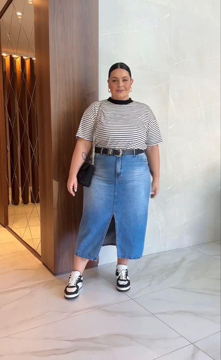 Jean Skirt Outfits Plus Size Casual, Curvy Midi Skirt Outfit, Midi Skirt Plus Size Outfits, Plus Size Museum Outfit, Jeans Skirt Outfit Plus Size, Long Denim Skirt Outfit Plus Size, Plus Size Smart Casual Outfits, Size 18w Outfits Curvy Fashion, Denim Skirt Outfit Plus Size