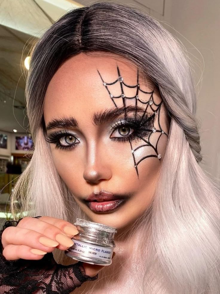 Spider Web Makeup, Karneval Diy, Maquillage Halloween Simple, Spider Makeup, Creative Halloween Makeup, Halloweenský Makeup, Holloween Makeup, Make Up Halloween, Cute Halloween Makeup