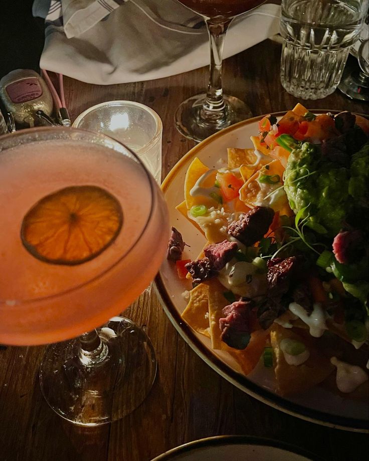 Picture of pink cosmopolitan cocktail and steak nachos in dim lighting. Nachos Aesthetic, Steak Nachos, Going Out Aesthetic, Food Nyc, Cosmopolitan Cocktail, Out Aesthetic, Nyc Food, Nyc Restaurants, Nachos