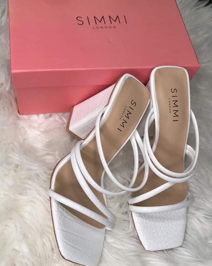 White Heels Aesthetic, Heels Aesthetic White, Summer Shoes 2023, Elegant Shoes Heels, Comfy Heels, Trendy Heels, Heels Aesthetic, Pretty Sandals, Cute Shoes Heels