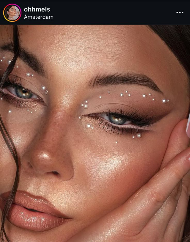 Pearls Eye Makeup, Pearl Eye Makeup, Editorial Make-up, Jewel Makeup, Gem Makeup, Maquillage Yeux Cut Crease, Ball Makeup, Make Up Designs, Rhinestone Makeup